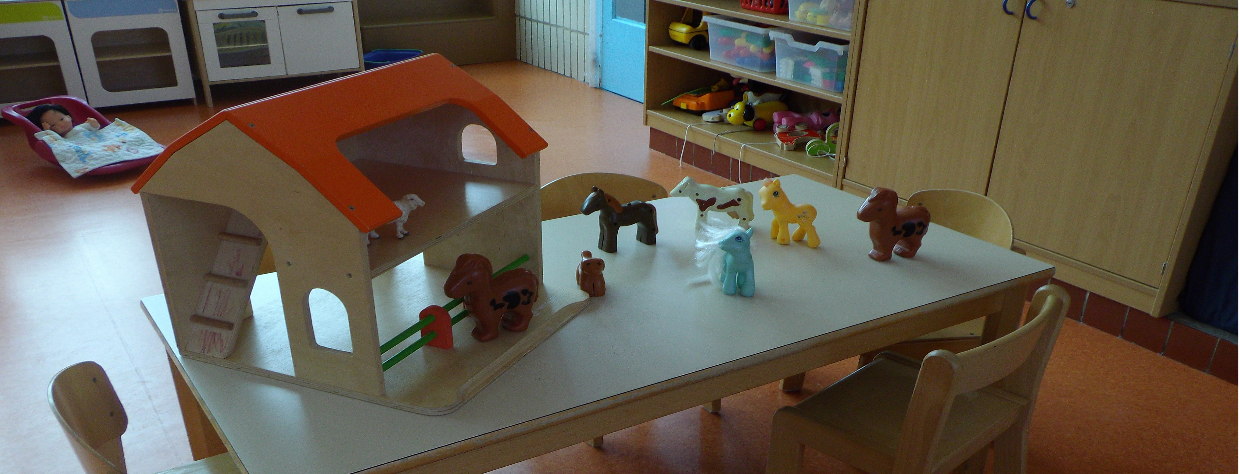 Table et chaise avec une ferme en bois et ses animaux