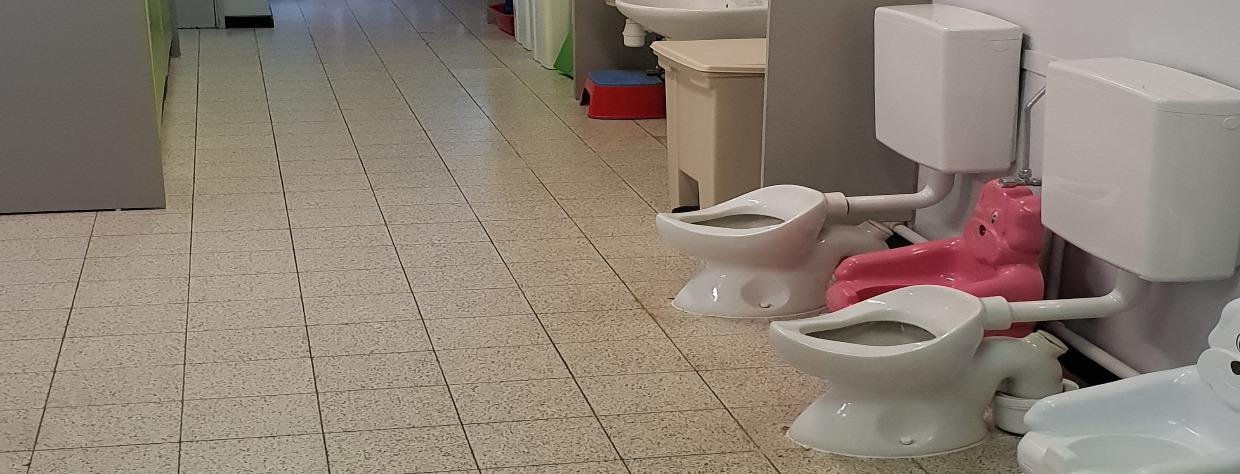 2 toilettes et un petit pot