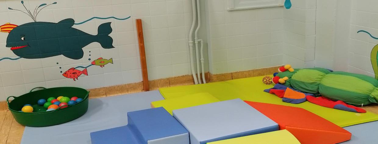 Petite piscine de balls, gros coussin en chenille et différents blocs en mousse