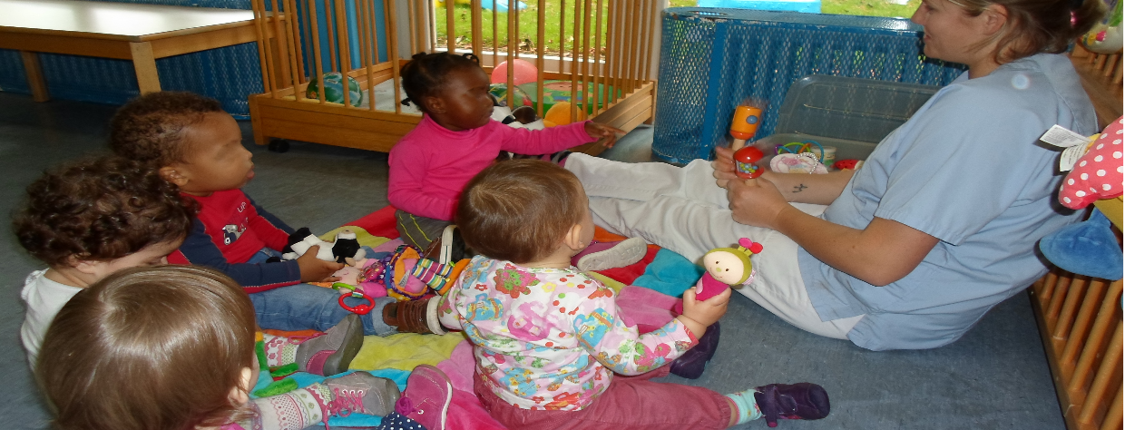Activité avec un groupe d'enfants et des peluches