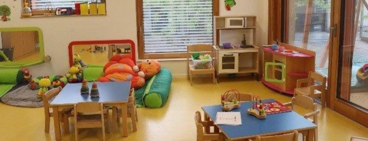 Table en bois et chaises