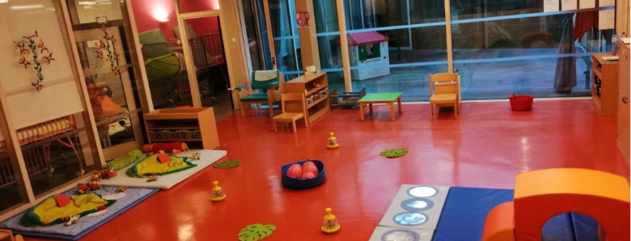 Coin jeu avec tapis, jouets et petite table et chaises