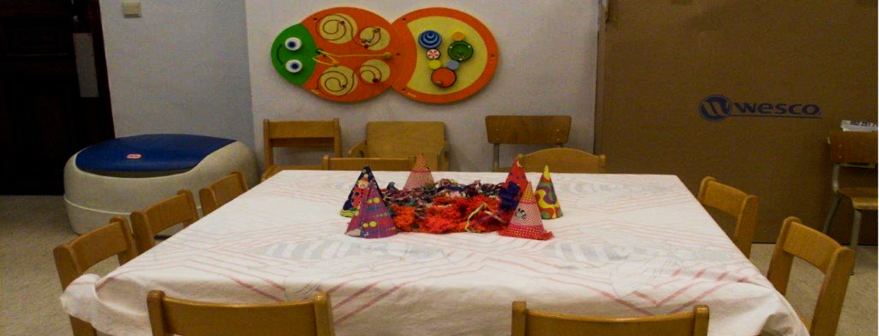 Table et chaises + cotillons sur la table pour célébrer un anniversaire