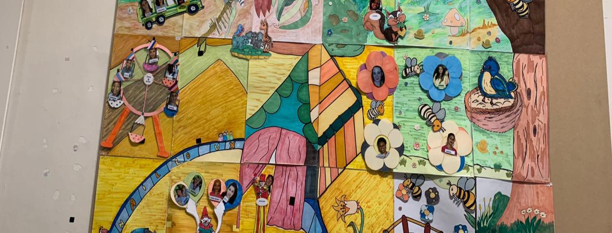 Dessins accrochés au mur