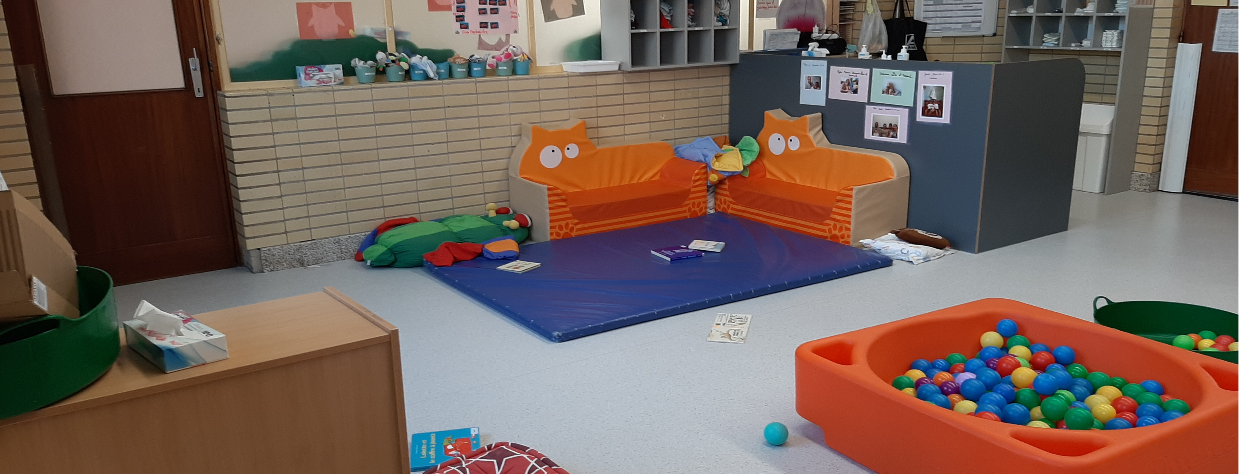 Piscine d eballes, tapis et fauteuils