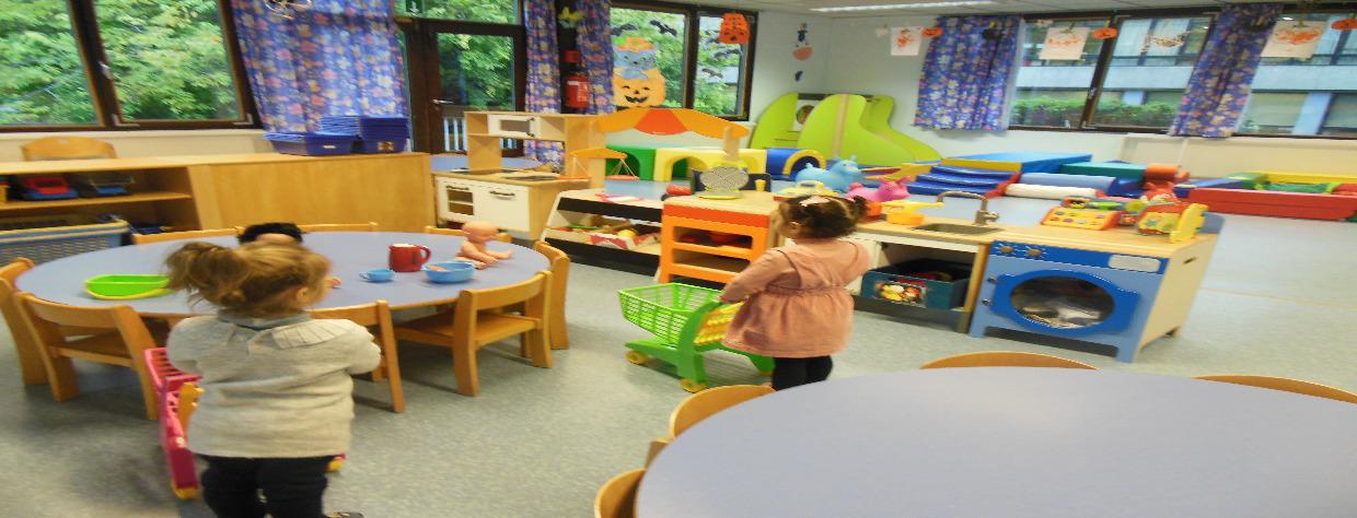 Deux petites filles jouent au magasin