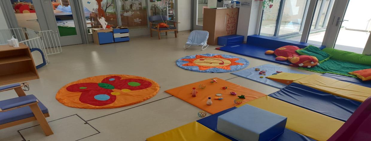 Espace jeu avec tapis, jouets et peluches