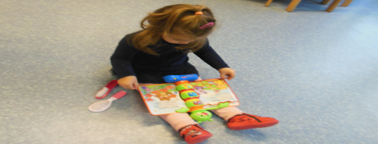 Une fille regarde  un livre