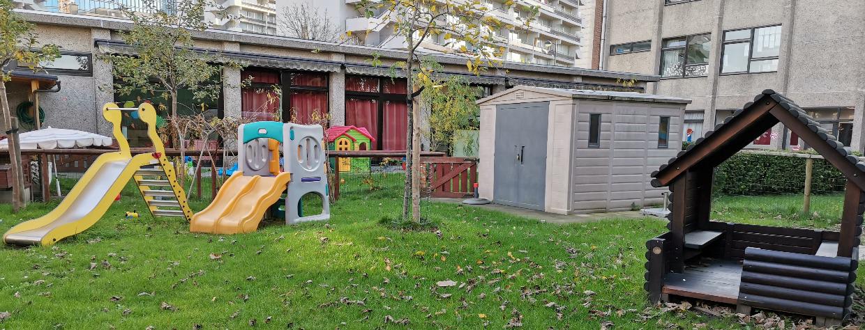 Cabane en bois et deux toboggan