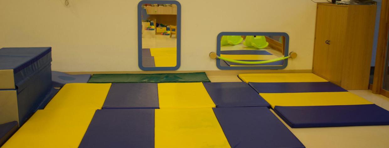 Tapis de jeu jaunes et bleus avec miroirs au mur