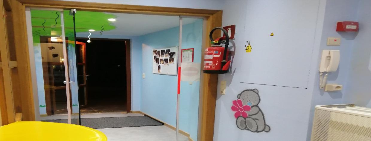 Vue sur un sas, extincteur accroch au mur