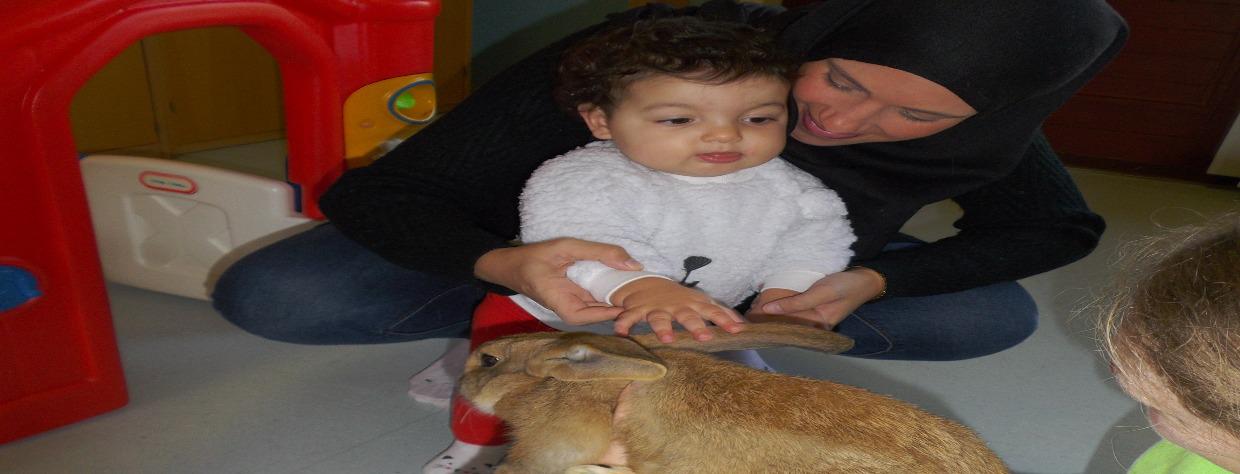 Maman et son enfant avec un lapin