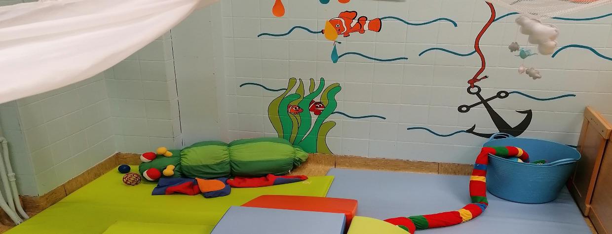 Coin avec peluche chenille, peluche serpent et une bassine