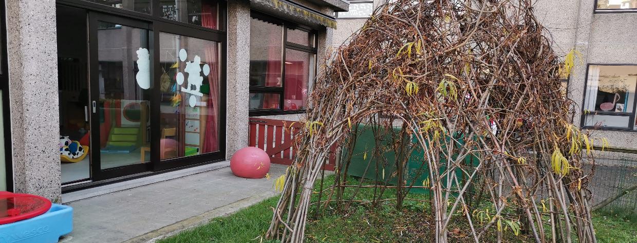 Cabane réalisée en branches d'arbre