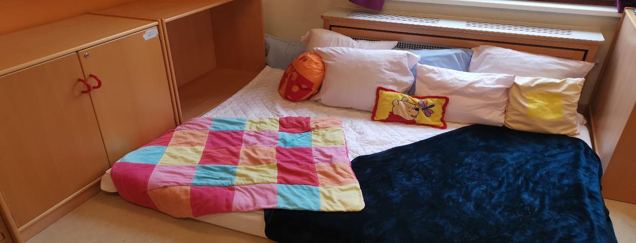 Matelas avec coussins et couvertures