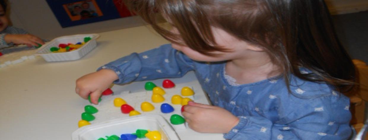 Petite fille qui joue