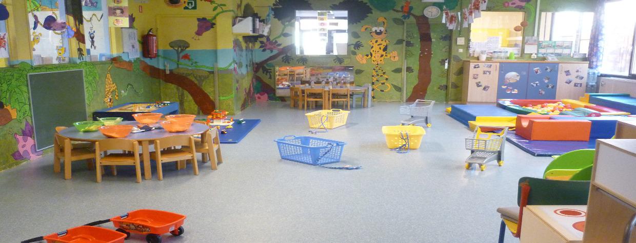 Salle avec table et chaises ainsi que des paniers