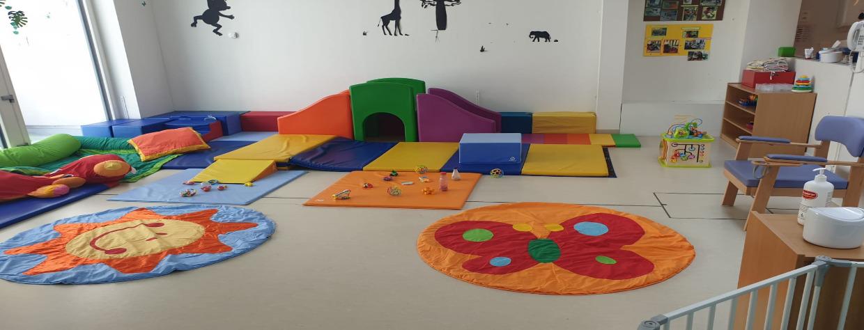 Salle de jeu avec tapis et modules de jeu