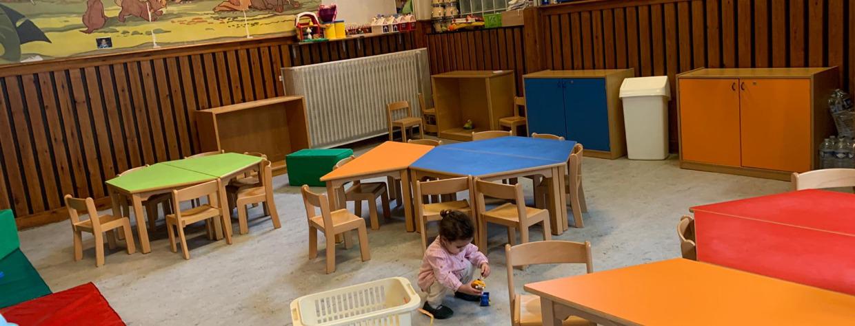 Enfant assis par terre