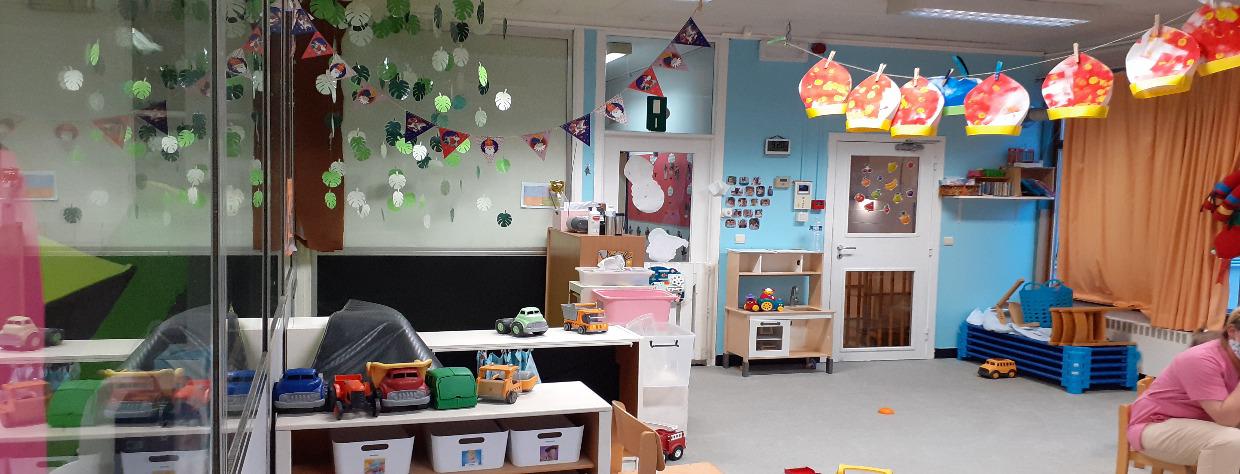 Grande salle avec rangements