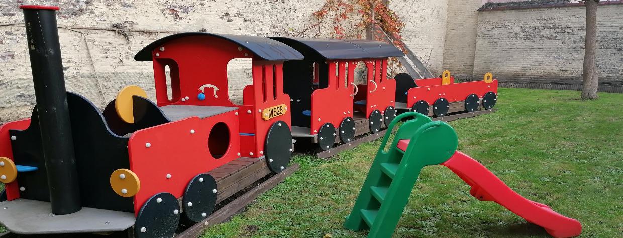 Jeu en forme de train et tobogan à l'extérieur dans un jardin