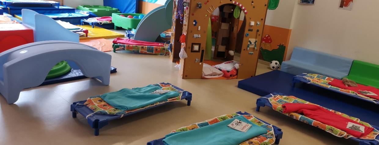 Petits lits installés pour que les enfants puissent dormir