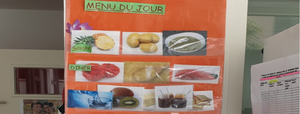 Affiche menu du jour avec le menu affiché en photos
