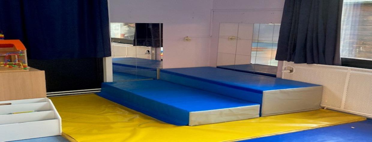 Espace avec des tapis en mousse