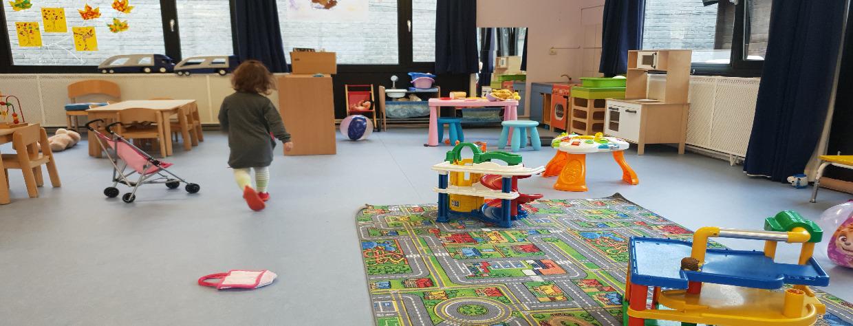 Salle d ejeu avec un enfant qui marche, coinde jeu &quot;cuisine&quot; et tapis pour voitures