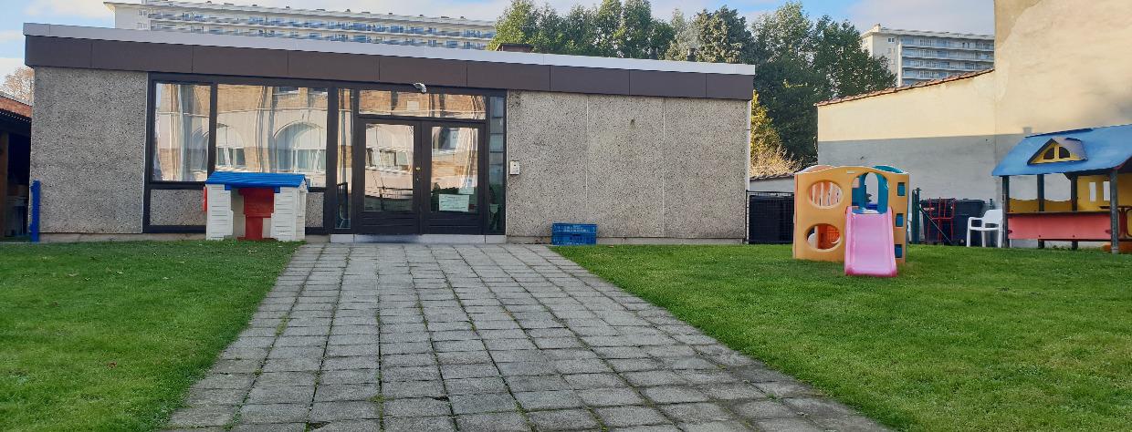 Jardin avec tobogan et allée en dalles menant à la porte