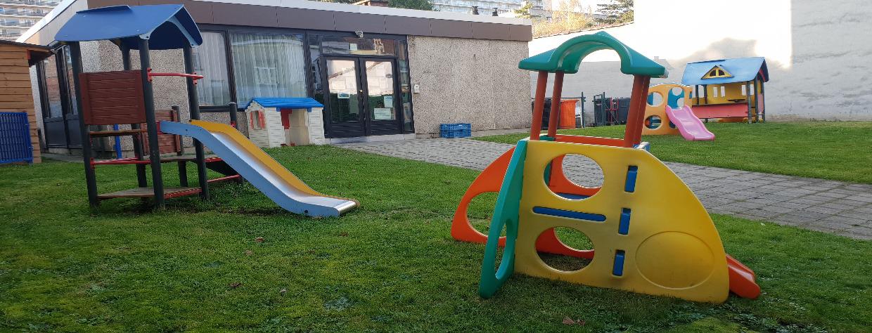 3 tobogans extérieurs et cabane en plastique